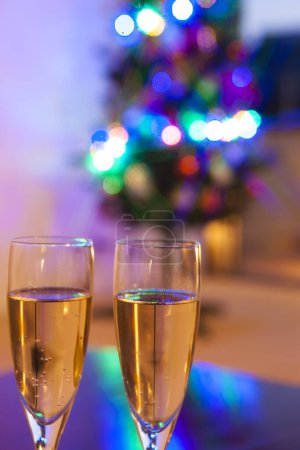 Foto de Copas de champán sobre mesa y fondo festivo - Imagen libre de derechos