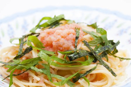 Téléchargez les photos : Une photo de cuisine de spaghettis au caviar et aux herbes - en image libre de droit