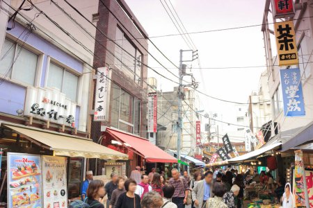 Foto de Gente caminando por la vieja calle en la ciudad japonesa, vista diurna - Imagen libre de derechos