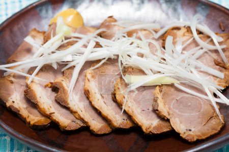 Téléchargez les photos : Vue rapprochée de délicieuses tranches de viande fraîche sur assiette - en image libre de droit