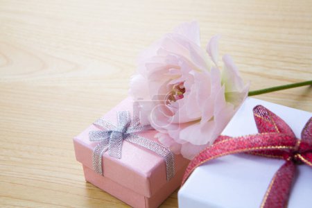 Téléchargez les photos : Vue rapprochée de belles fleurs de rose et de boîtes-cadeaux - en image libre de droit