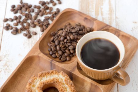 Téléchargez les photos : Tasse de café avec beignet sur fond en bois - en image libre de droit