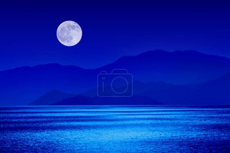 Téléchargez les photos : Belle pleine lune et océan sur fond de nature - en image libre de droit