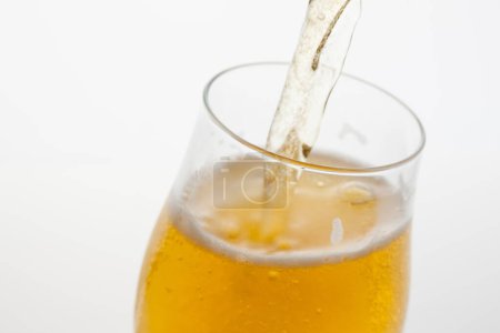 Foto de Un vaso de cerveza se vierte en un vaso - Imagen libre de derechos