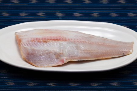 Foto de Pescado fresco crudo en un plato blanco listo para cocinar - Imagen libre de derechos