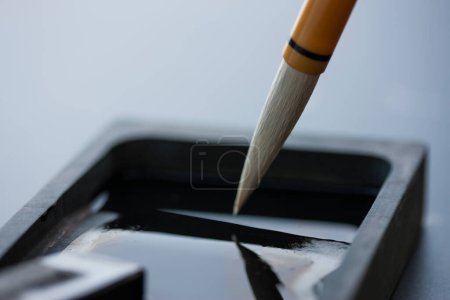 Foto de Cepillo de escritura tradicional, cepillo de escritura japonés sobre fondo, primer plano - Imagen libre de derechos