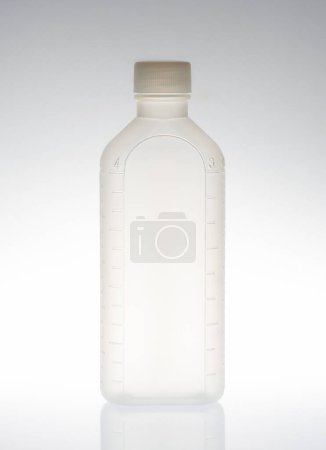 Téléchargez les photos : Vide récipient en plastique blanc isolé sur fond blanc
. - en image libre de droit