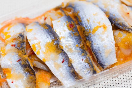 Téléchargez les photos : Récipient en plastique rempli de poisson et de caviar - en image libre de droit