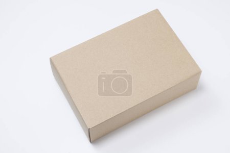 Téléchargez les photos : Vue rapprochée de la boîte en carton sur fond blanc - en image libre de droit
