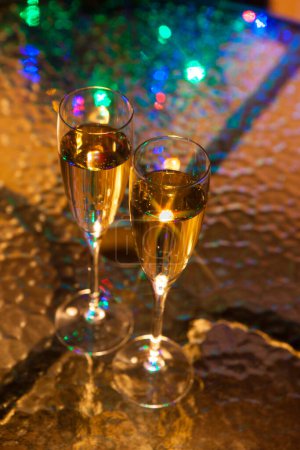 Téléchargez les photos : Verres de champagne sur table et fond de fête - en image libre de droit