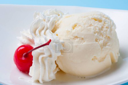 Téléchargez les photos : Crème à la cerise et glace - crème - en image libre de droit