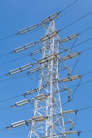 Foto de Torre de transmisión eléctrica de alto voltaje con cielo azul - Imagen libre de derechos
