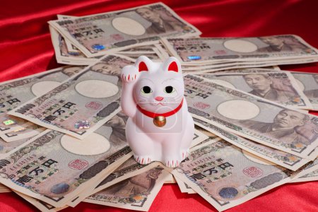 Foto de Billetes de yen japoneses y Maneki-neko gato, Simbolizando la suerte y la riqueza - Imagen libre de derechos