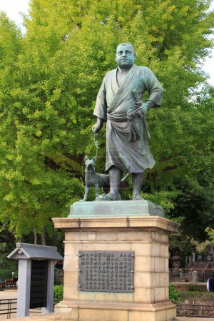 Téléchargez les photos : Magnifique Saigo Takamori, le Dernier Samouraï, statue en bronze érigée en 1898 dans le parc public d'Ueno, Tokyo - en image libre de droit