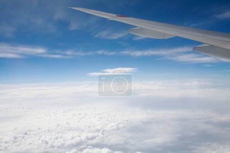 Téléchargez les photos : Plan haut au-dessus des nuages duveteux - en image libre de droit