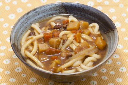 Téléchargez les photos : Cuisine photo de soupe asiatique avec nouilles, viande et champignons - en image libre de droit
