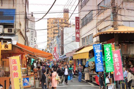 Téléchargez les photos : Vue diurne de la rue bondée de la ville japonaise - en image libre de droit