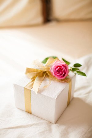 Foto de Caja de regalo con flor y cinta en el fondo - Imagen libre de derechos