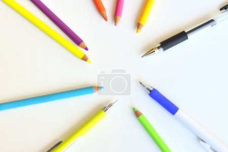 Téléchargez les photos : Crayons et stylos colorés sur fond blanc - en image libre de droit