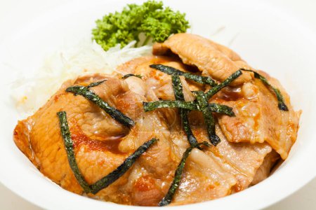 Téléchargez les photos : Cuisine japonaise. bol de riz frit au gingembre sur fond - en image libre de droit
