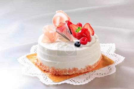 Photo for Close-up view of delicious cake with cream and fresh berries - Royalty Free Image