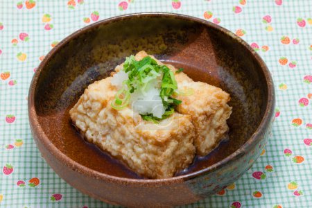 Téléchargez les photos : Nourriture japonaise, tofu frit épais grillé dans un bol - en image libre de droit