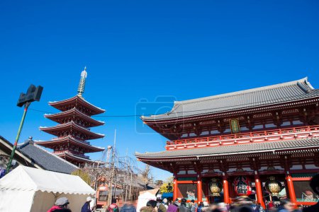 Téléchargez les photos : Les visiteurs affluent dans un ancien sanctuaire japonais pendant les vacances - en image libre de droit