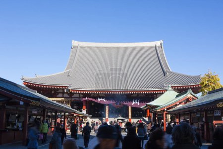 Téléchargez les photos : De nombreux visiteurs se sont rassemblés dans un ancien sanctuaire japonais pendant les vacances - en image libre de droit