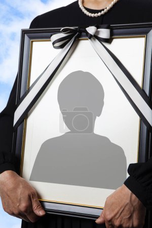 Foto de Vista de cerca de la persona que sostiene el marco funerario con silueta de hombre - Imagen libre de derechos