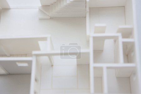 Téléchargez les photos : Gros plan du modèle de maison en plastique blanc - en image libre de droit
