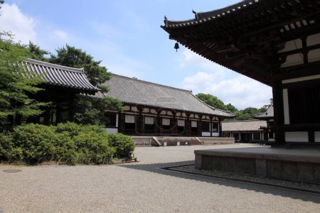 Téléchargez les photos : Représentation panoramique d'un charmant ancien sanctuaire japonais - en image libre de droit