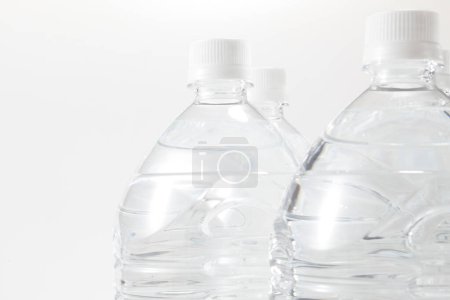 Téléchargez les photos : Bouteilles en plastique avec de l'eau sur fond blanc. - en image libre de droit