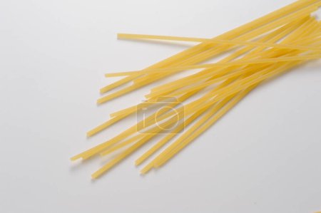 Téléchargez les photos : Un bouquet de nouilles spaghetti sur une surface blanche - en image libre de droit