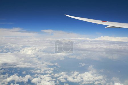 Téléchargez les photos : Plan haut au-dessus des nuages duveteux - en image libre de droit