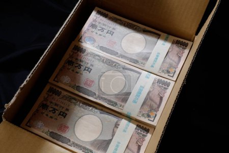 Foto de Billetes de yenes japoneses en caja de cartón - Imagen libre de derechos