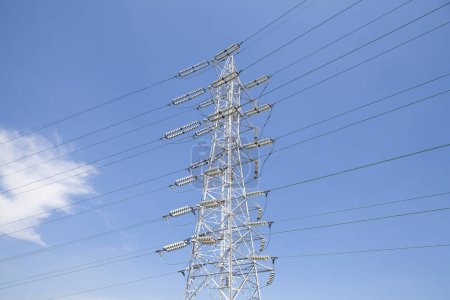 Foto de Torre de transmisión eléctrica de alto voltaje con cielo azul - Imagen libre de derechos