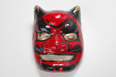 Téléchargez les photos : Masque démon japonais sur fond - en image libre de droit