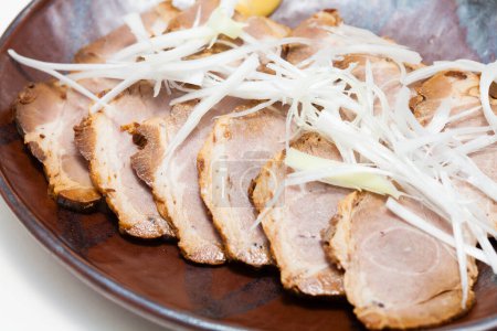 Téléchargez les photos : Vue rapprochée de délicieuses tranches de viande fraîche sur assiette - en image libre de droit