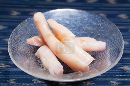 Téléchargez les photos : Racines de gingembre marinées dans un petit bol, nourriture asiatique - en image libre de droit