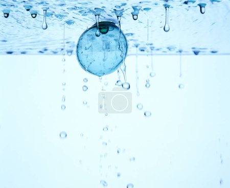 Foto de Vista de cerca de las gotas de agua abstractas y salpicaduras sobre fondo azul claro - Imagen libre de derechos