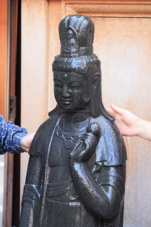Foto de Estatua en Sugamo Templo de Piedra Jizo y manos en Japón - Imagen libre de derechos