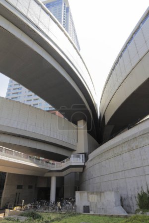 Téléchargez les photos : Roppongi, Tokyo, Japon - Vue de l'autoroute urbaine de jour au Japon - en image libre de droit