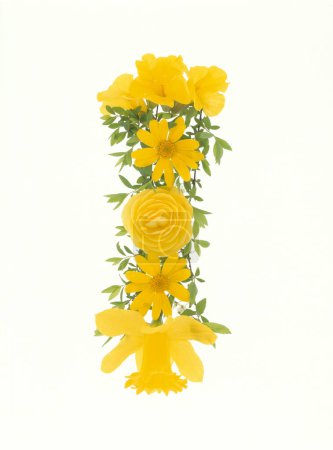 Foto de Carta I hecha de flores de primavera de colores aislados sobre fondo blanco - Imagen libre de derechos