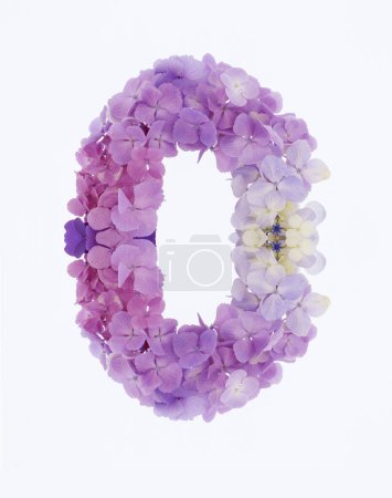 Téléchargez les photos : Numéro 0 composé de fleurs printanières colorées isolées sur fond blanc - en image libre de droit