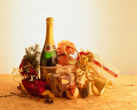 Foto de Botella de champán y regalos de Navidad - Imagen libre de derechos