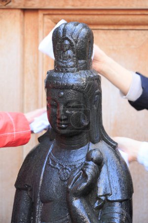 Téléchargez les photos : Statue dans Sugamo Stone Temple Jizo et les mains au Japon - en image libre de droit