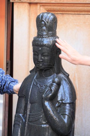 Foto de Estatua en Sugamo Templo de Piedra Jizo y manos en Japón - Imagen libre de derechos