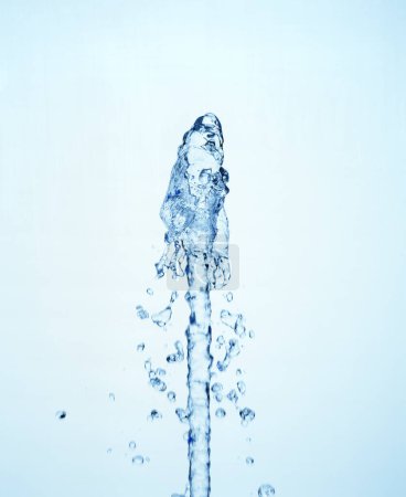 Foto de Vista de cerca de las gotas de agua abstractas y salpicaduras sobre fondo azul claro - Imagen libre de derechos