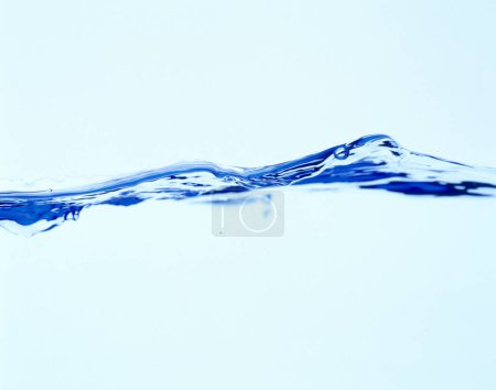 Téléchargez les photos : Vue rapprochée des gouttes d'eau abstraites et des éclaboussures sur fond bleu clair - en image libre de droit