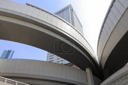Téléchargez les photos : Roppongi, Tokyo, Japon - Vue de l'autoroute urbaine de jour au Japon - en image libre de droit